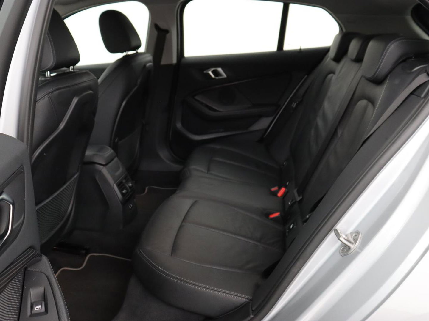 BMW 1-serie 118i Business Edition+ | Sport Line | Leder | Stoelverwarming | Carplay | Camera | Live Cockpit | Sportstoelen | Full LED | Navigatie | Climate control