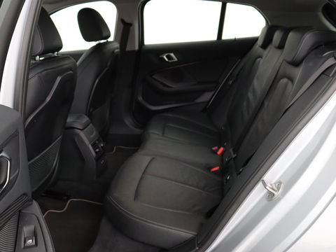 BMW 1-serie 118i Business Edition+ | Sport Line | Leder | Stoelverwarming | Carplay | Camera | Live Cockpit | Sportstoelen | Full LED | Navigatie | Climate control