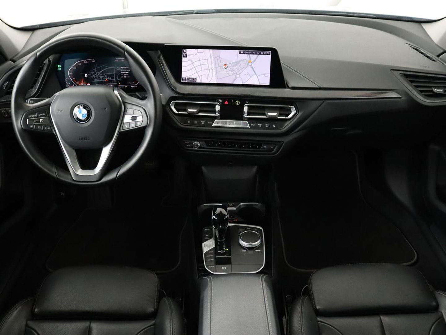 BMW 1-serie 118i Business Edition+ | Sport Line | Leder | Stoelverwarming | Carplay | Camera | Live Cockpit | Sportstoelen | Full LED | Navigatie | Climate control