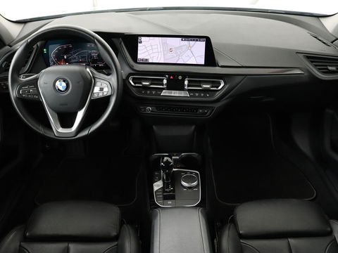 BMW 1-serie 118i Business Edition+ | Sport Line | Leder | Stoelverwarming | Carplay | Camera | Live Cockpit | Sportstoelen | Full LED | Navigatie | Climate control