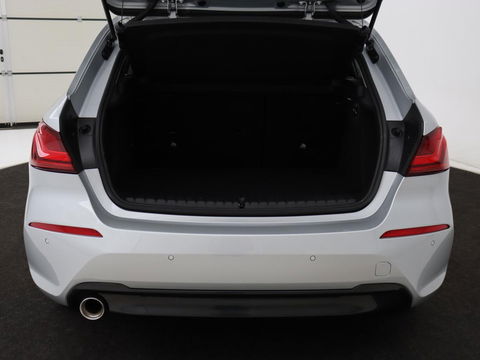 BMW 1-serie 118i Business Edition+ | Sport Line | Leder | Stoelverwarming | Carplay | Camera | Live Cockpit | Sportstoelen | Full LED | Navigatie | Climate control