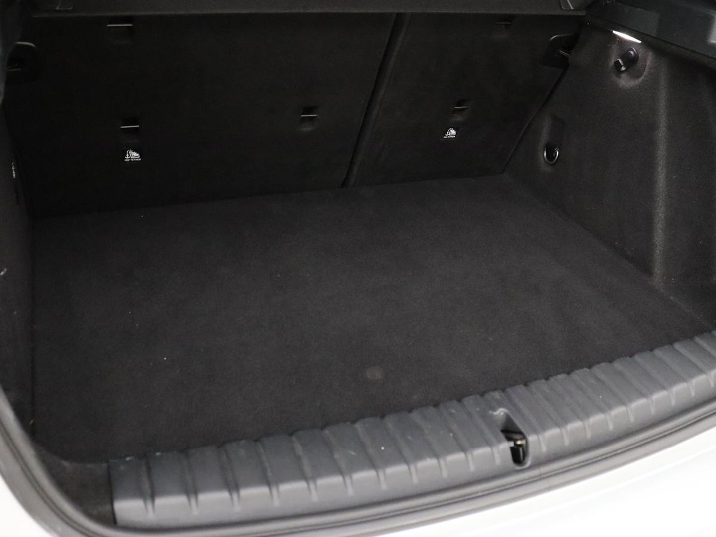 BMW 1-serie 118i Business Edition+ | Sport Line | Leder | Stoelverwarming | Carplay | Camera | Live Cockpit | Sportstoelen | Full LED | Navigatie | Climate control