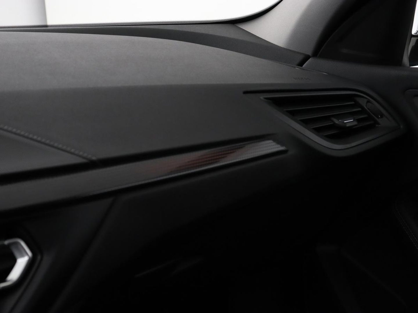 BMW 1-serie 118i Business Edition+ | Sport Line | Leder | Stoelverwarming | Carplay | Camera | Live Cockpit | Sportstoelen | Full LED | Navigatie | Climate control