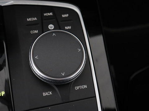 BMW 1-serie 118i Business Edition+ | Sport Line | Leder | Stoelverwarming | Carplay | Camera | Live Cockpit | Sportstoelen | Full LED | Navigatie | Climate control