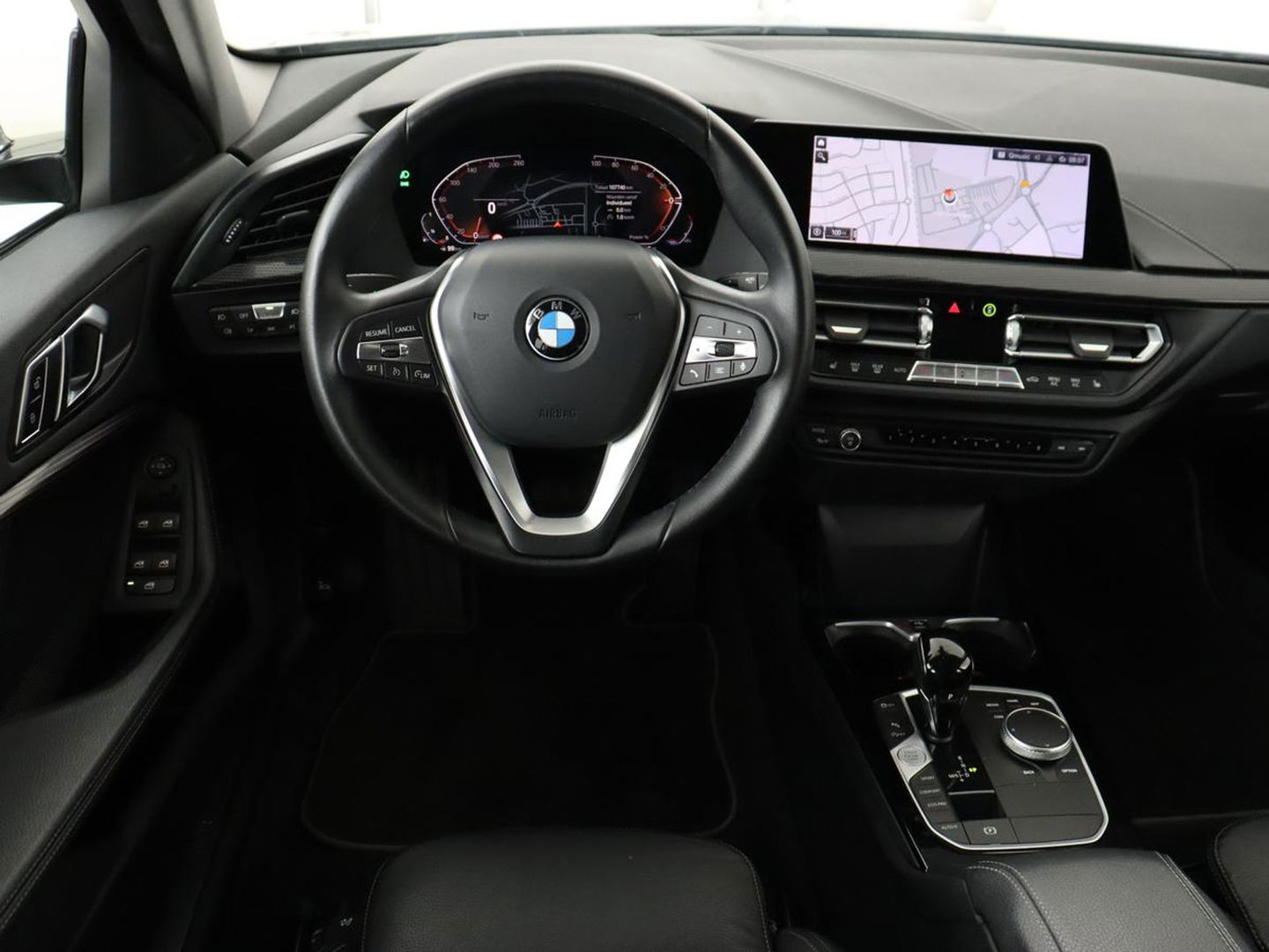BMW 1-serie 118i Business Edition+ | Sport Line | Leder | Stoelverwarming | Carplay | Camera | Live Cockpit | Sportstoelen | Full LED | Navigatie | Climate control