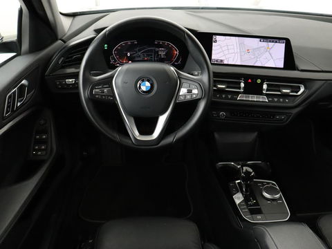 BMW 1-serie 118i Business Edition+ | Sport Line | Leder | Stoelverwarming | Carplay | Camera | Live Cockpit | Sportstoelen | Full LED | Navigatie | Climate control