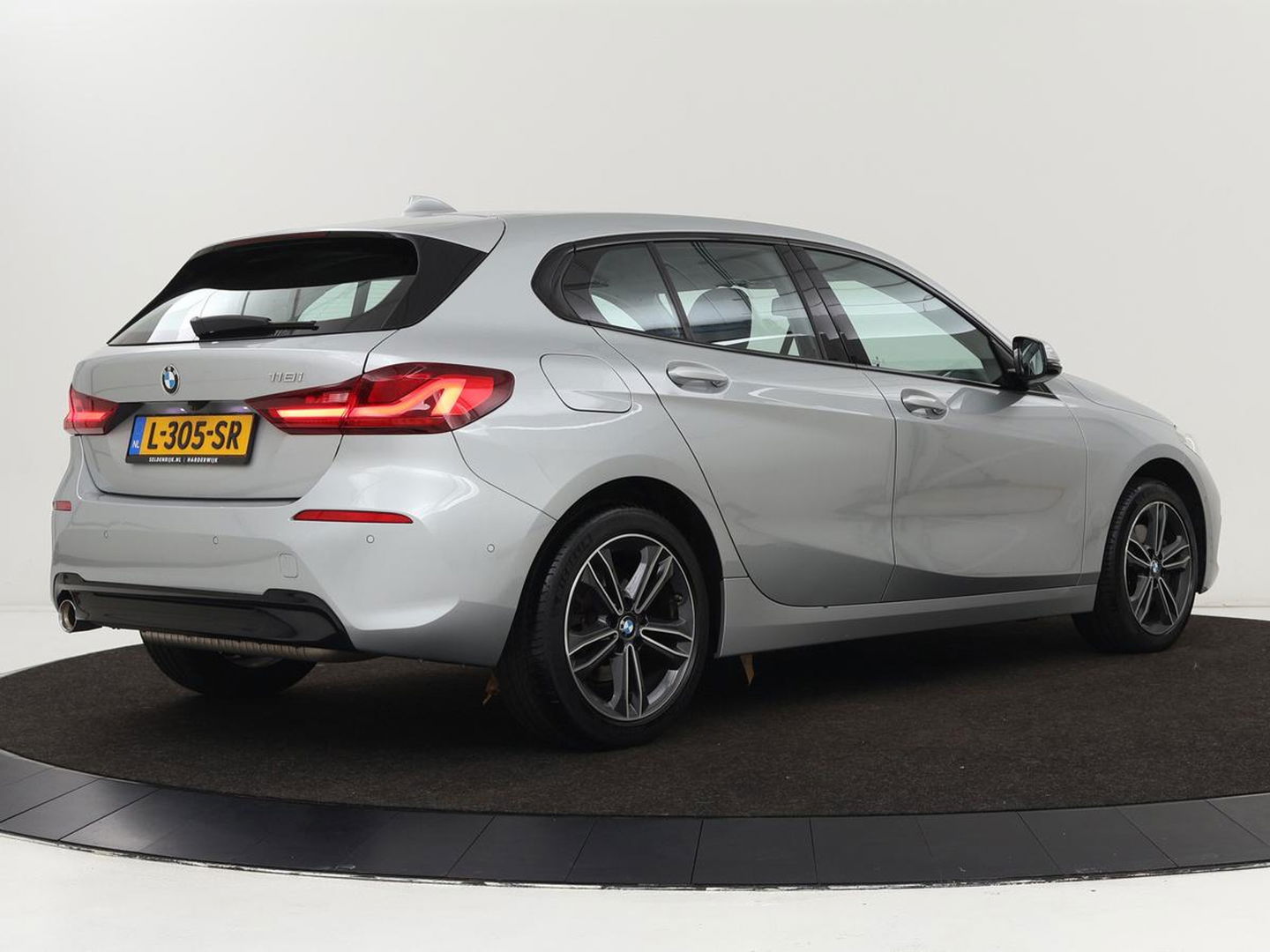 BMW 1-serie 118i Business Edition+ | Sport Line | Leder | Stoelverwarming | Carplay | Camera | Live Cockpit | Sportstoelen | Full LED | Navigatie | Climate control