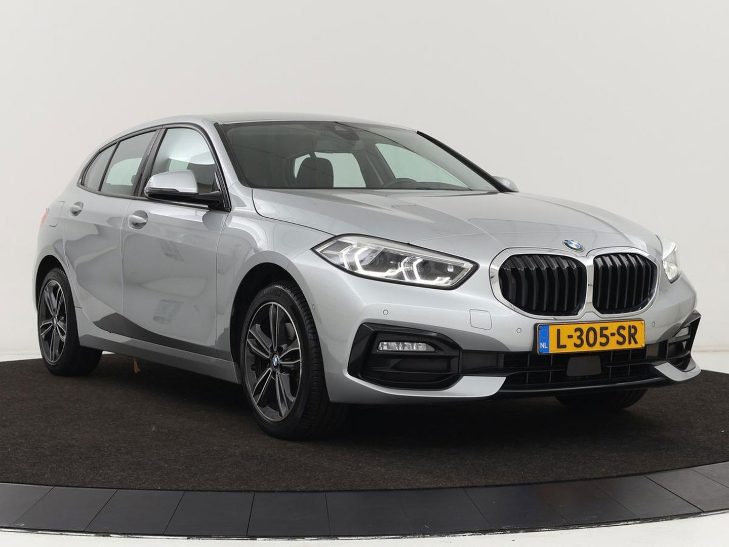 BMW 1-serie 118i Business Edition+ | Sport Line | Leder | Stoelverwarming | Carplay | Camera | Live Cockpit | Sportstoelen | Full LED | Navigatie | Climate control