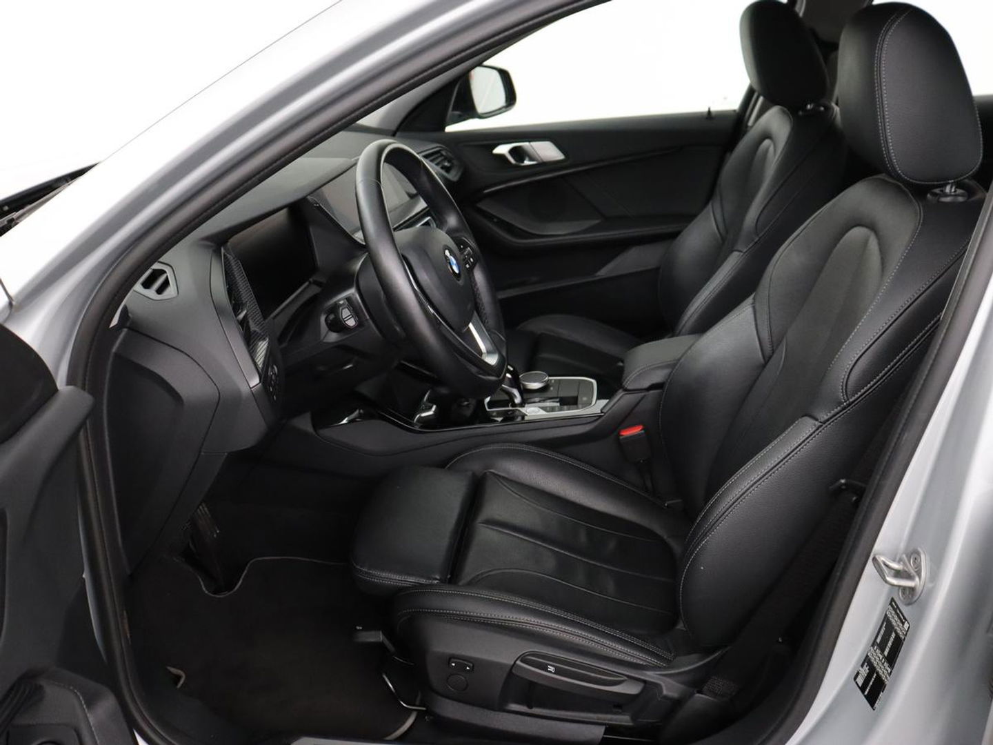 BMW 1-serie 118i Business Edition+ | Sport Line | Leder | Stoelverwarming | Carplay | Camera | Live Cockpit | Sportstoelen | Full LED | Navigatie | Climate control