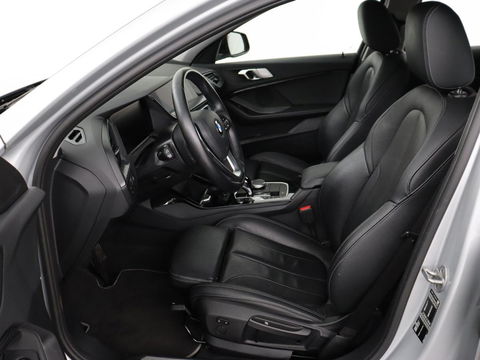 BMW 1-serie 118i Business Edition+ | Sport Line | Leder | Stoelverwarming | Carplay | Camera | Live Cockpit | Sportstoelen | Full LED | Navigatie | Climate control