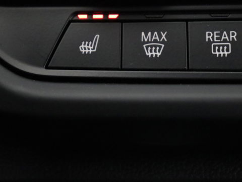 BMW 1-serie 118i Business Edition+ | Sport Line | Leder | Stoelverwarming | Carplay | Camera | Live Cockpit | Sportstoelen | Full LED | Navigatie | Climate control