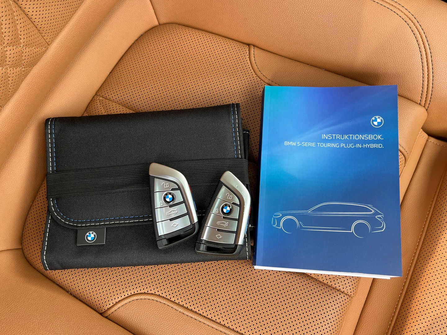 BMW 5 Serie Touring 530e xDrive High Exe M-Sport|Pano|Camera|Leder|Ambient Light|Carplay|Navi|292PK