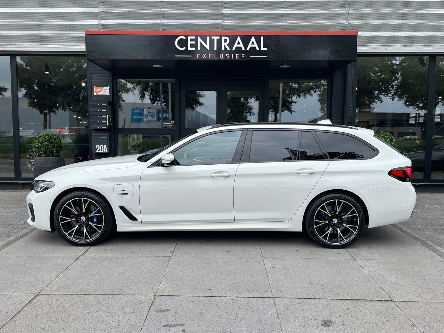 BMW 5 Serie Touring 530e xDrive High Exe M-Sport|Pano|Camera|Leder|Ambient Light|Carplay|Navi|292PK