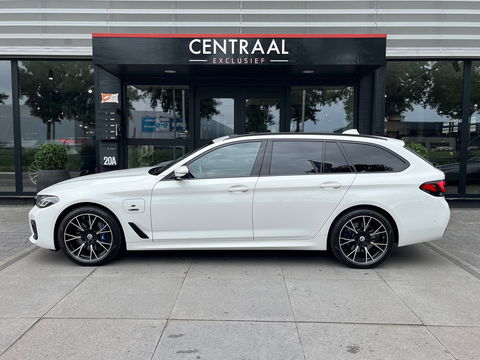 BMW 5 Serie Touring 530e xDrive High Exe M-Sport|Pano|Camera|Leder|Ambient Light|Carplay|Navi|292PK