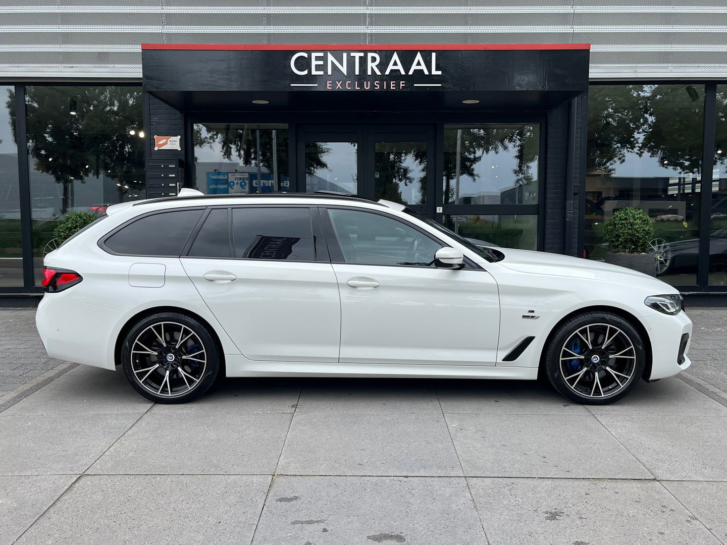BMW 5 Serie Touring 530e xDrive High Exe M-Sport|Pano|Camera|Leder|Ambient Light|Carplay|Navi|292PK