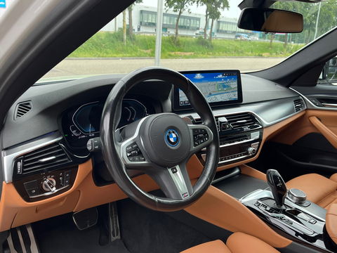 BMW 5 Serie Touring 530e xDrive High Exe M-Sport|Pano|Camera|Leder|Ambient Light|Carplay|Navi|292PK