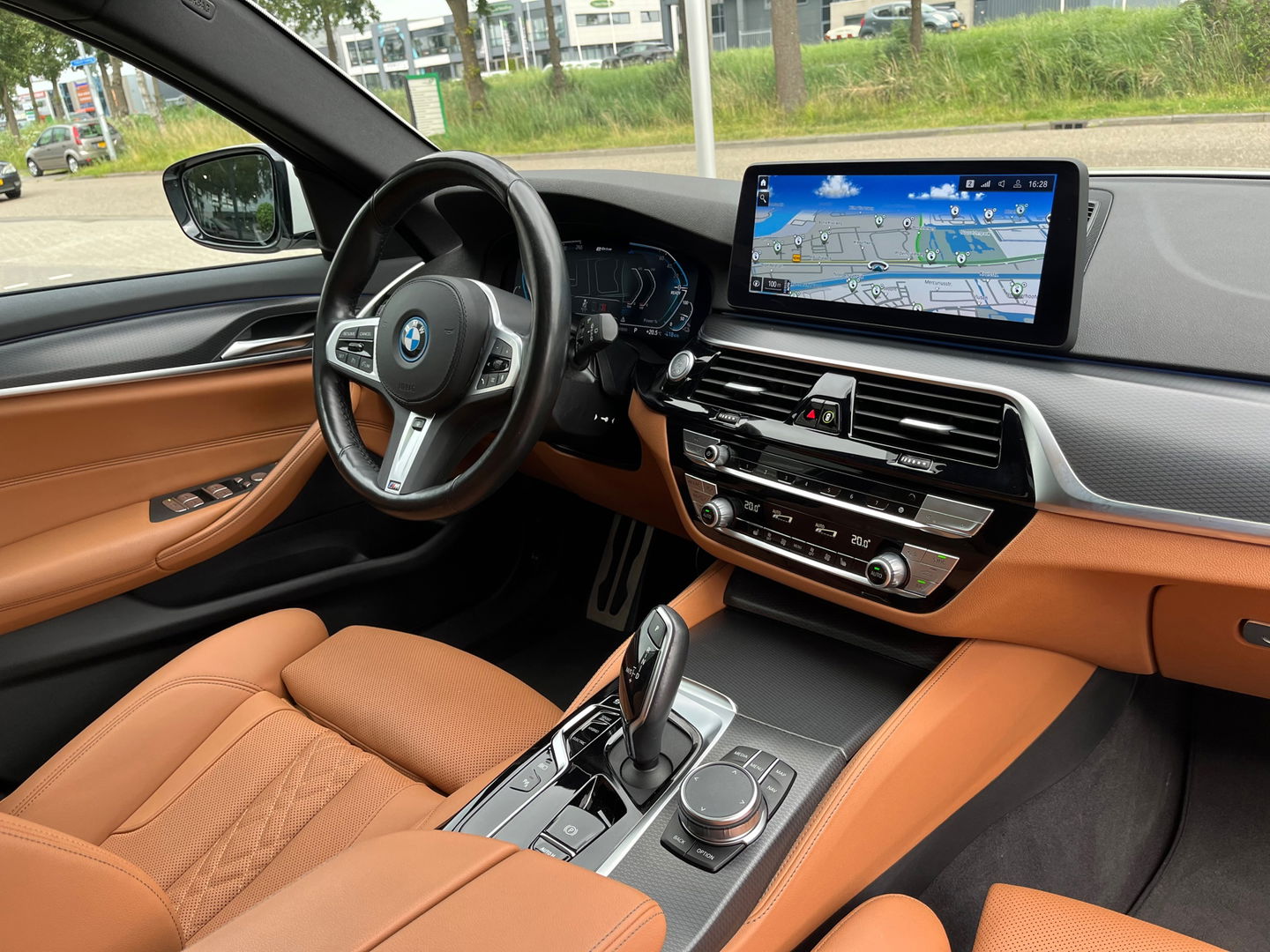 BMW 5 Serie Touring 530e xDrive High Exe M-Sport|Pano|Camera|Leder|Ambient Light|Carplay|Navi|292PK