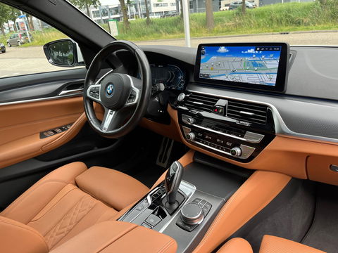 BMW 5 Serie Touring 530e xDrive High Exe M-Sport|Pano|Camera|Leder|Ambient Light|Carplay|Navi|292PK
