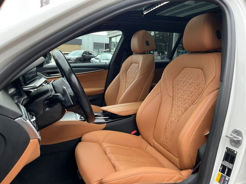 BMW 5 Serie Touring 530e xDrive High Exe M-Sport|Pano|Camera|Leder|Ambient Light|Carplay|Navi|292PK