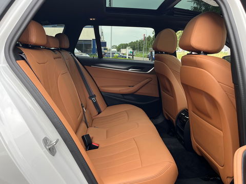 BMW 5 Serie Touring 530e xDrive High Exe M-Sport|Pano|Camera|Leder|Ambient Light|Carplay|Navi|292PK