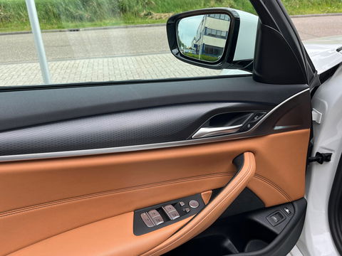 BMW 5 Serie Touring 530e xDrive High Exe M-Sport|Pano|Camera|Leder|Ambient Light|Carplay|Navi|292PK