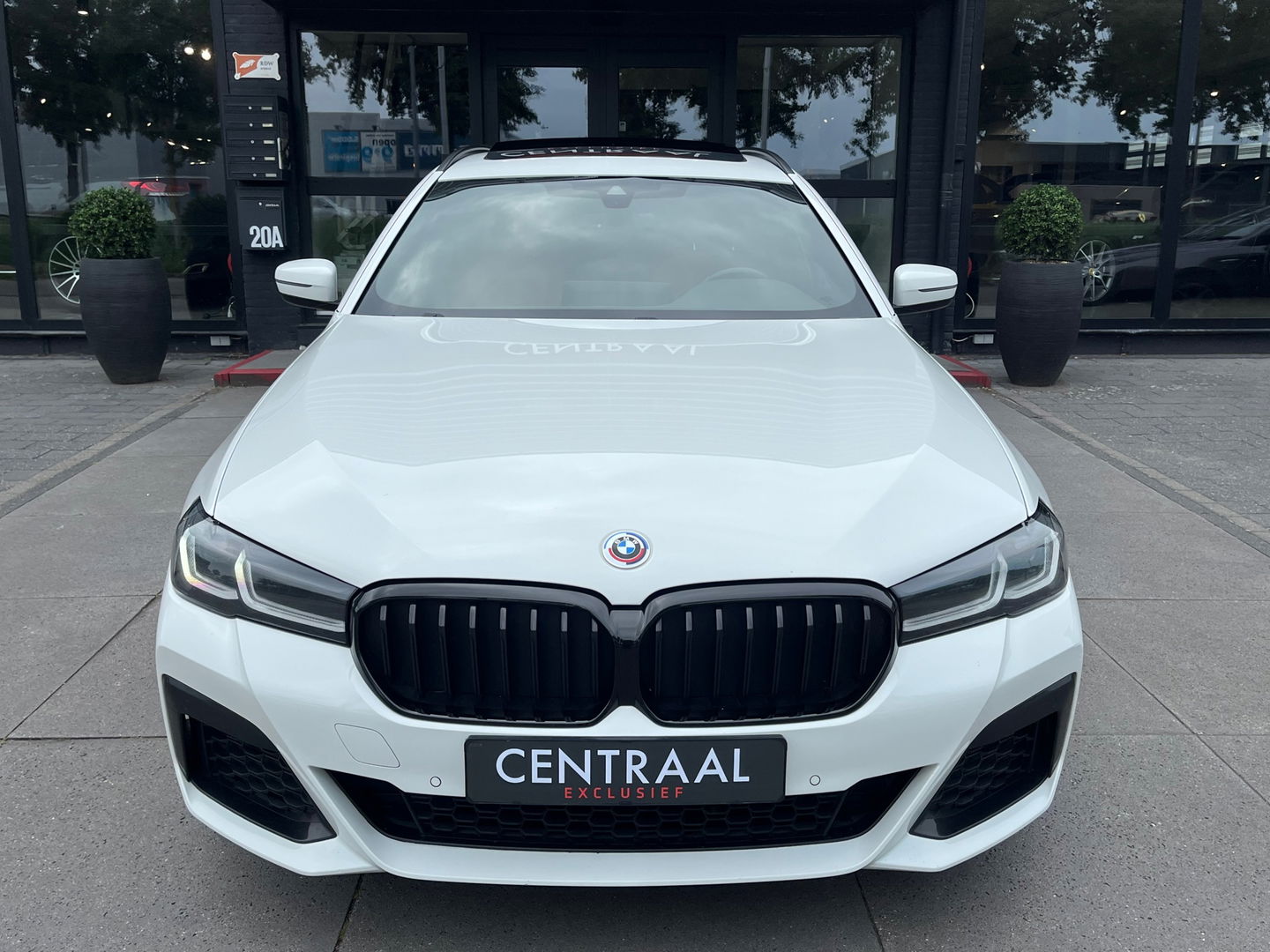 BMW 5 Serie Touring 530e xDrive High Exe M-Sport|Pano|Camera|Leder|Ambient Light|Carplay|Navi|292PK