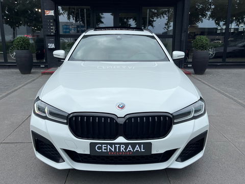BMW 5 Serie Touring 530e xDrive High Exe M-Sport|Pano|Camera|Leder|Ambient Light|Carplay|Navi|292PK