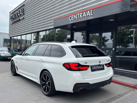 BMW 5 Serie Touring 530e xDrive High Exe M-Sport|Pano|Camera|Leder|Ambient Light|Carplay|Navi|292PK