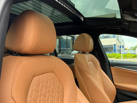 BMW 5 Serie Touring 530e xDrive High Exe M-Sport|Pano|Camera|Leder|Ambient Light|Carplay|Navi|292PK