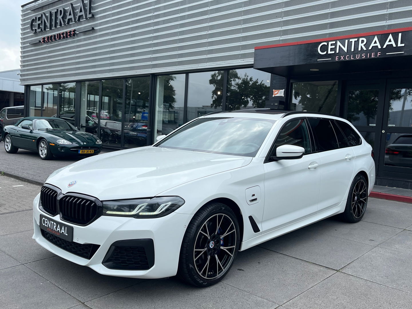 BMW 5 Serie Touring 530e xDrive High Exe M-Sport|Pano|Camera|Leder|Ambient Light|Carplay|Navi|292PK