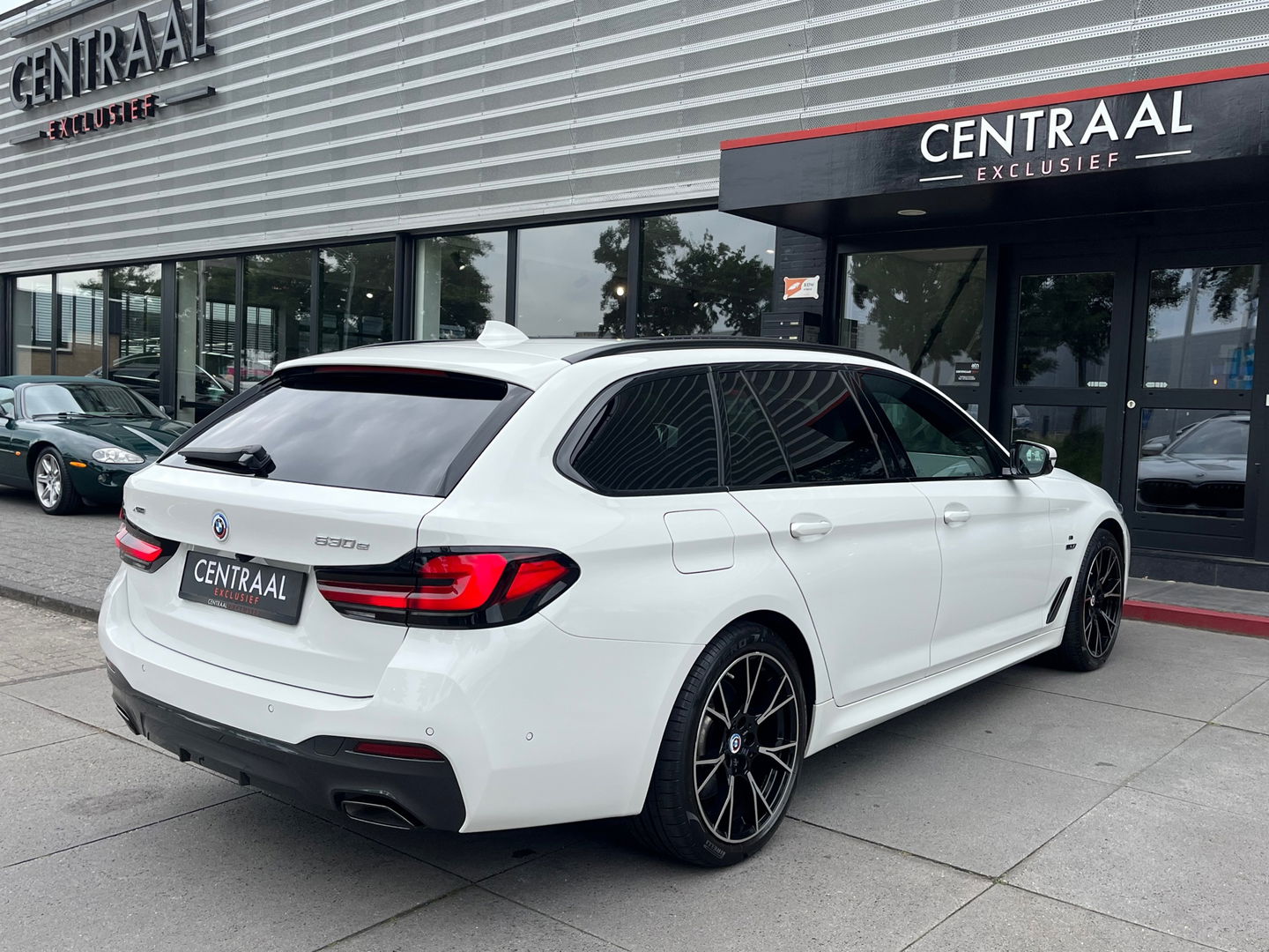BMW 5 Serie Touring 530e xDrive High Exe M-Sport|Pano|Camera|Leder|Ambient Light|Carplay|Navi|292PK