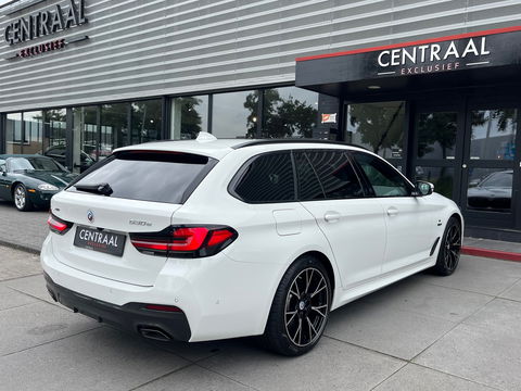 BMW 5 Serie Touring 530e xDrive High Exe M-Sport|Pano|Camera|Leder|Ambient Light|Carplay|Navi|292PK