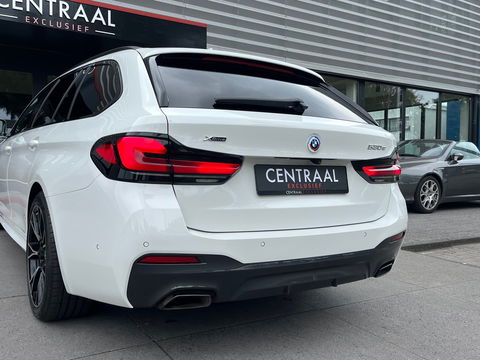 BMW 5 Serie Touring 530e xDrive High Exe M-Sport|Pano|Camera|Leder|Ambient Light|Carplay|Navi|292PK
