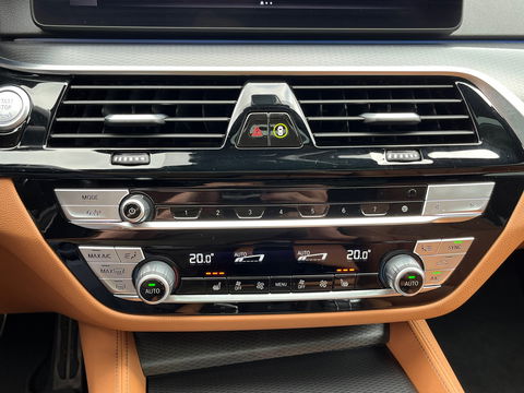 BMW 5 Serie Touring 530e xDrive High Exe M-Sport|Pano|Camera|Leder|Ambient Light|Carplay|Navi|292PK