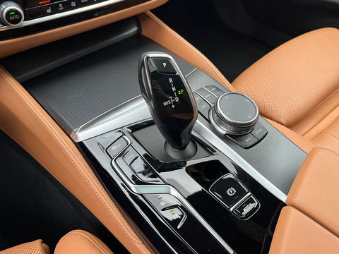 BMW 5 Serie Touring 530e xDrive High Exe M-Sport|Pano|Camera|Leder|Ambient Light|Carplay|Navi|292PK