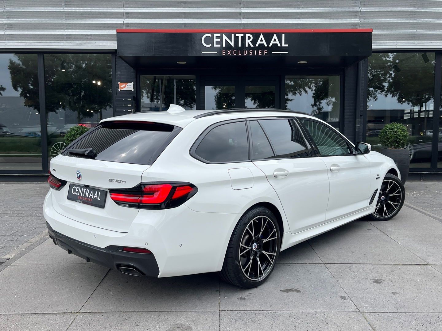 BMW 5 Serie Touring 530e xDrive High Exe M-Sport|Pano|Camera|Leder|Ambient Light|Carplay|Navi|292PK