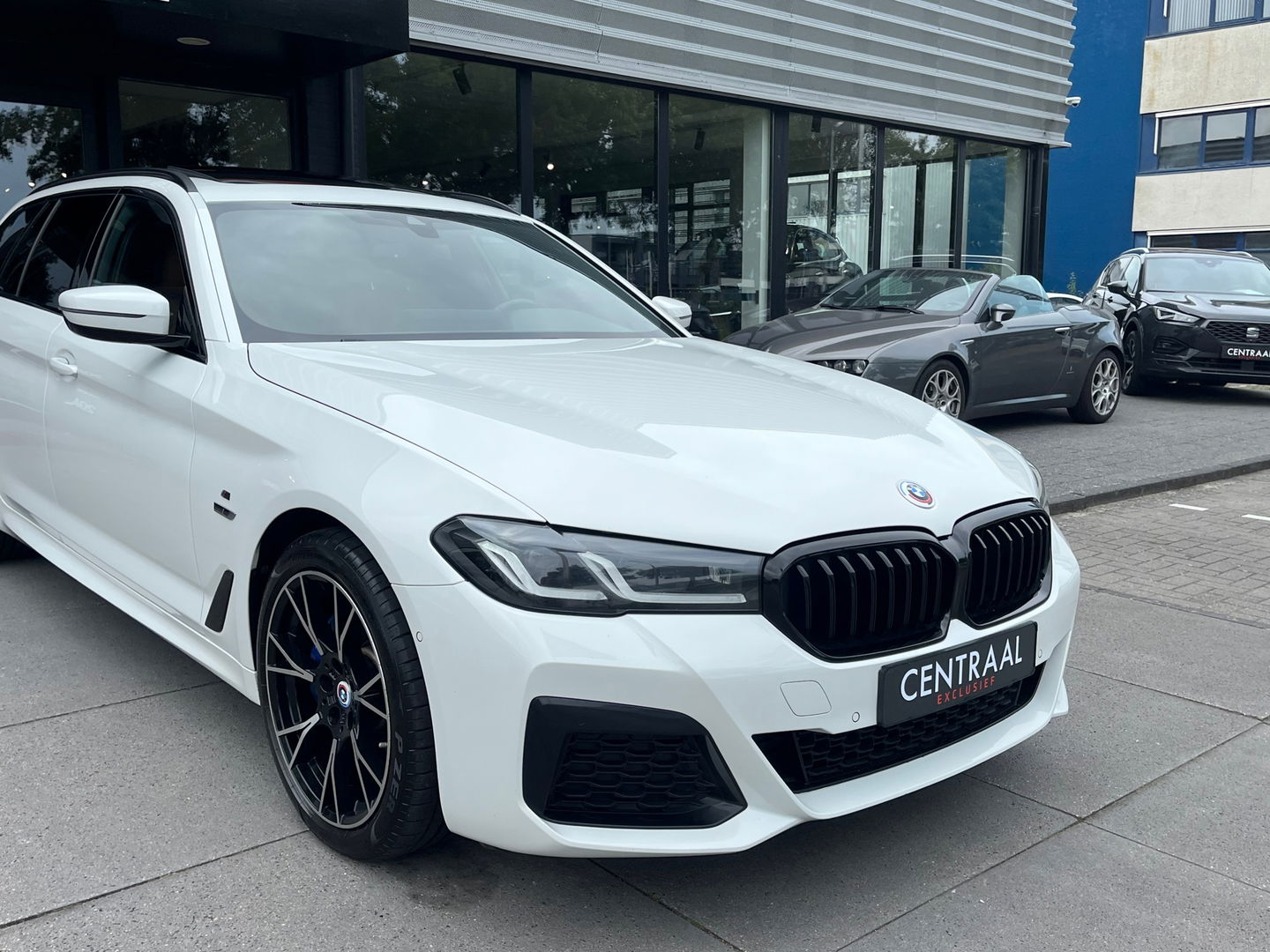 BMW 5 Serie Touring 530e xDrive High Exe M-Sport|Pano|Camera|Leder|Ambient Light|Carplay|Navi|292PK