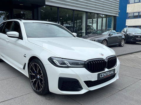 BMW 5 Serie Touring 530e xDrive High Exe M-Sport|Pano|Camera|Leder|Ambient Light|Carplay|Navi|292PK