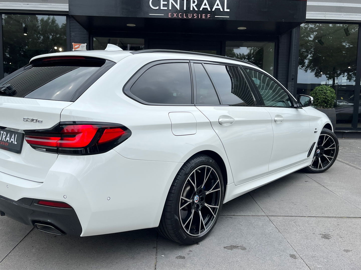 BMW 5 Serie Touring 530e xDrive High Exe M-Sport|Pano|Camera|Leder|Ambient Light|Carplay|Navi|292PK