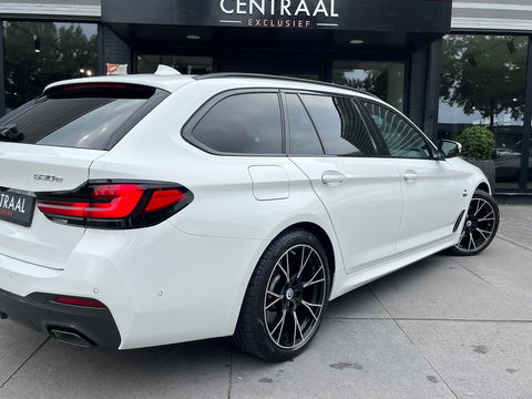 BMW 5 Serie Touring 530e xDrive High Exe M-Sport|Pano|Camera|Leder|Ambient Light|Carplay|Navi|292PK