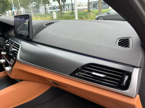 BMW 5 Serie Touring 530e xDrive High Exe M-Sport|Pano|Camera|Leder|Ambient Light|Carplay|Navi|292PK