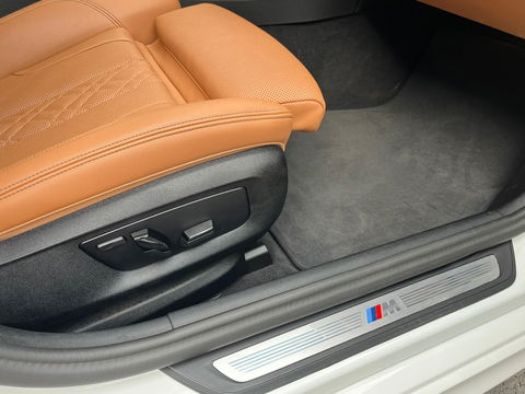 BMW 5 Serie Touring 530e xDrive High Exe M-Sport|Pano|Camera|Leder|Ambient Light|Carplay|Navi|292PK