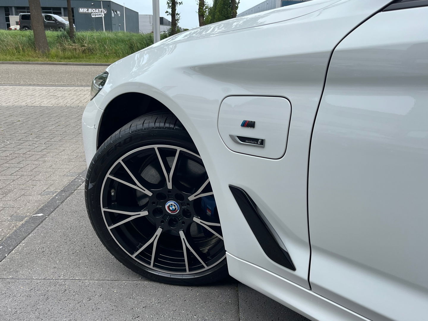 BMW 5 Serie Touring 530e xDrive High Exe M-Sport|Pano|Camera|Leder|Ambient Light|Carplay|Navi|292PK