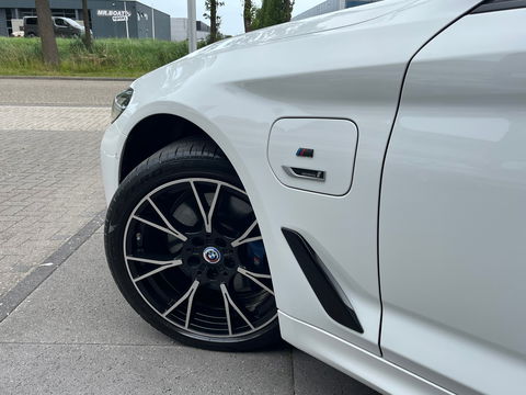 BMW 5 Serie Touring 530e xDrive High Exe M-Sport|Pano|Camera|Leder|Ambient Light|Carplay|Navi|292PK