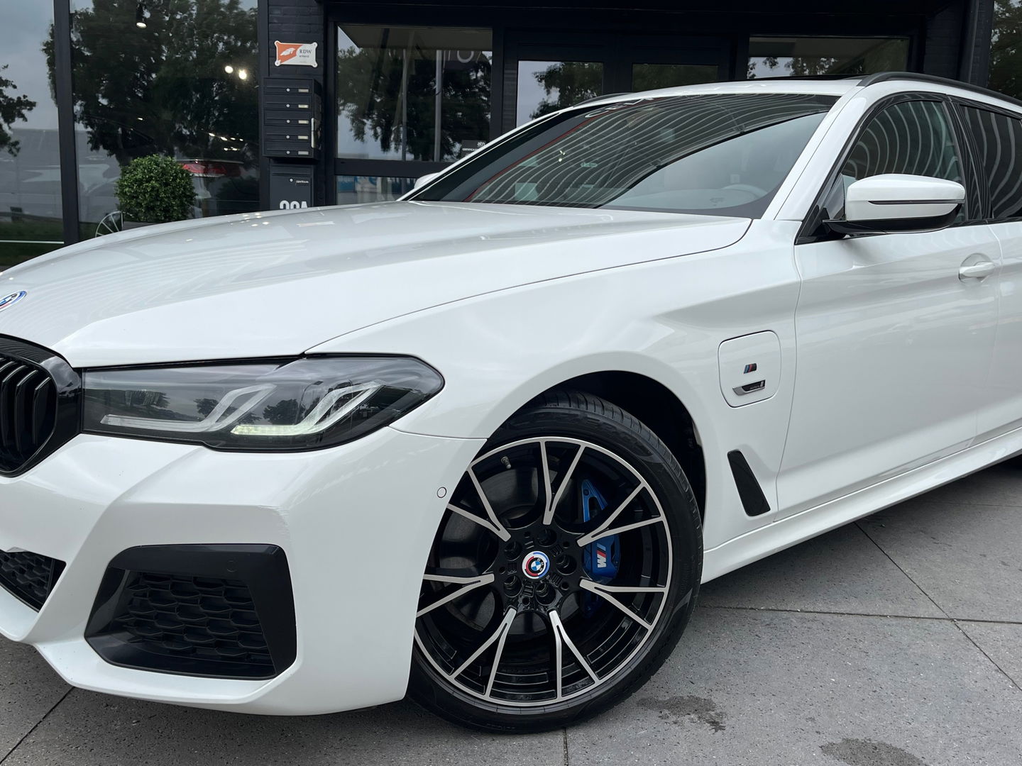 BMW 5 Serie Touring 530e xDrive High Exe M-Sport|Pano|Camera|Leder|Ambient Light|Carplay|Navi|292PK