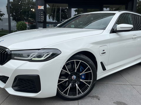BMW 5 Serie Touring 530e xDrive High Exe M-Sport|Pano|Camera|Leder|Ambient Light|Carplay|Navi|292PK