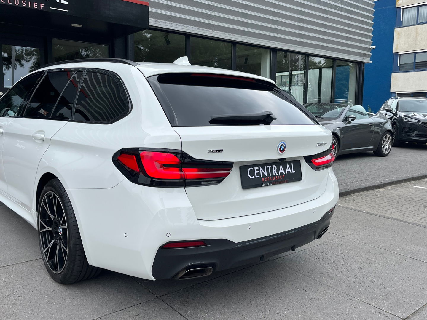 BMW 5 Serie Touring 530e xDrive High Exe M-Sport|Pano|Camera|Leder|Ambient Light|Carplay|Navi|292PK