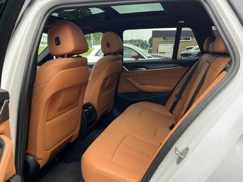 BMW 5 Serie Touring 530e xDrive High Exe M-Sport|Pano|Camera|Leder|Ambient Light|Carplay|Navi|292PK