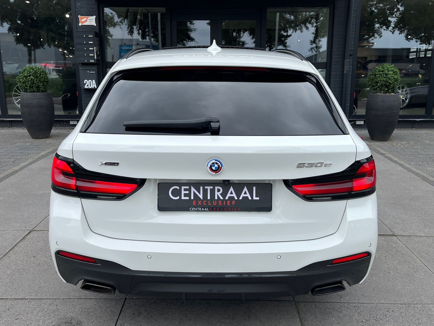 BMW 5 Serie Touring 530e xDrive High Exe M-Sport|Pano|Camera|Leder|Ambient Light|Carplay|Navi|292PK