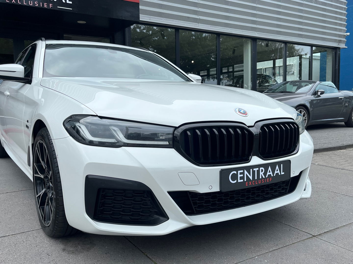 BMW 5 Serie Touring 530e xDrive High Exe M-Sport|Pano|Camera|Leder|Ambient Light|Carplay|Navi|292PK